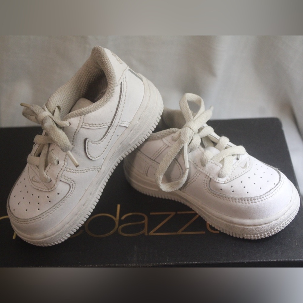 Nike Kids Size 6 White on White Sneakers Tennis Shoes